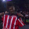 Je'Von Evans sosteniendo el jersey de las Chivas durante AAA Guerra de Titanes 2025.