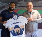 Juninho Vieira cargando la camisa de Pumas junto a Luis Raúl González, presidente de Pumas.