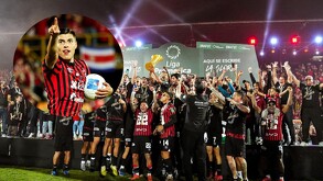 Ronaldo Cisneros levantando el título con el Alajuelense de Costa Rica.