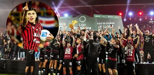 Ronaldo Cisneros levantando el título con el Alajuelense de Costa Rica.