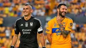 Nahuel Guzmán y André-Pierre Gignac en la formación con Tigres.