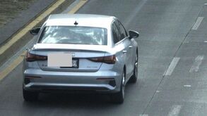 Auto detenido por las autoridades por conducir a exceso de velocidad en la Vía Atlixcáyotl.