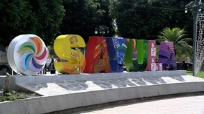 Letras monumentales y coloridas que forman la palabra 