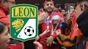 Alexis Vega bajando por la tribuna del Estadio Nemesio Diez tras ganar la Final de Toluca vs Tigres en 2025.