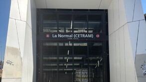 Entrada de la estación La Normal (CETRAM) de la Línea 3 del tren ligero. Se observa el letrero oficial sobre grandes puertas de vidrio oscuro.
