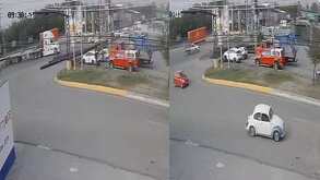 Momento de accidente de tráiler con tubos de acero en Apodaca.