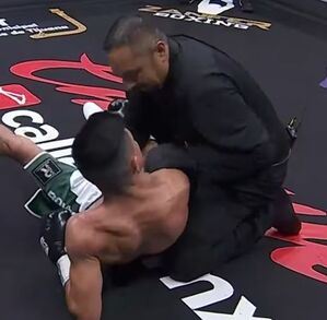 Argi Cortés en la lona tras un gancho de Yahir Frank, mientras el réferi lo revisa.