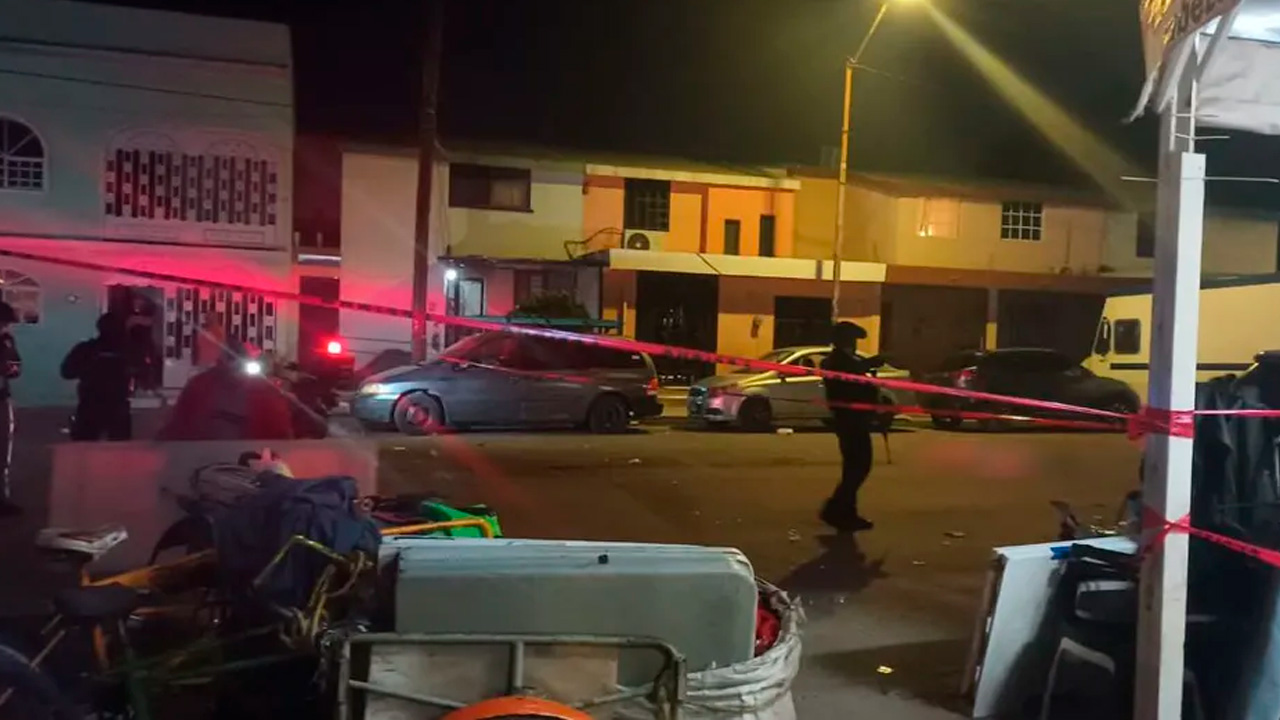 Una mujer de 40 años murió tras un ataque armado dentro de un mercado en la colonia Felipe Carrillo Puerto, en Escobedo.