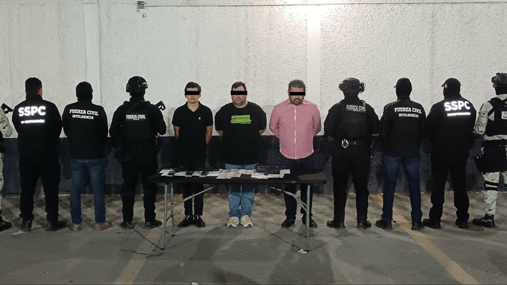 En el operativo se aseguraron armas largas, droga tipo cristal y efectivo en una zona comercial de alta afluencia.