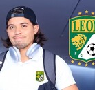 Bryan Colula caminando por los vestidores del estadio.