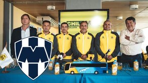 Humberto Suazo y su cuerpo técnico durante la presentación oficial como nuevo entrenador del equipo San Luis de Quillota en Chile.