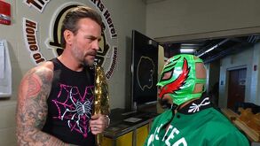 CM Punk y Rey Mysterio juntos para enfrentar a Logan Paul y Austin Theory.