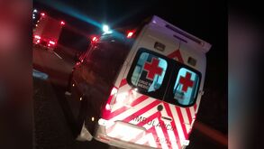 Imagen de una ambulancia de Cruz Roja Mexicana, de noche con las luces encendidas.