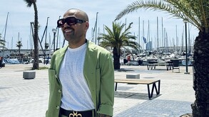 Dani Alves subió a sus redes una foto suya caminando por las calles, misma que iba acompañada por un mensaje religioso.