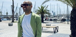 Dani Alves subió a sus redes una foto suya caminando por las calles, misma que iba acompañada por un mensaje religioso.