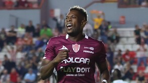 Diber Cambindo jugando con la camiseta de Club Necaxa en el Apertura 2025.