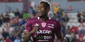 Diber Cambindo jugando con la camiseta de Club Necaxa en el Apertura 2025.