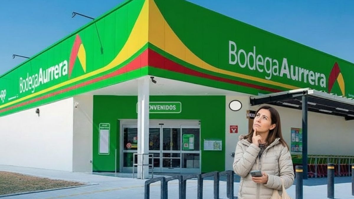 Persona a las afueras de una sucursal de Bodega Aurrera