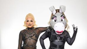 Turbulence y Burrita Burrona vestidas de negro con un fondo blanco.