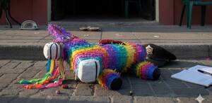 Piñata de un burrito tirada tras una posada violenta en León.
