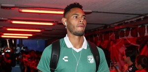 Ismael Diaz ingresando por el tunel del estadio apunto de jugar con León.