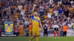 Javier Aquino durante un Clásico Regio de Rayados vs Tigres en el estadio BBVA en 2025.