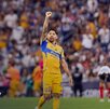 Javier Aquino durante un Clásico Regio de Rayados vs Tigres en el estadio BBVA en 2025.