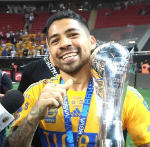Javier Aquino con el trofeo del campeonato de Tigres ganado en el Clausura 2023.