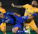 Javier Aquino jugando con Tigres en contra de Cruz Azul en 2020 durante el torneo en la Liga MX sin afición por pandemia de covid.