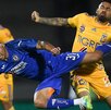 Javier Aquino jugando con Tigres en contra de Cruz Azul en 2020 durante el torneo en la Liga MX sin afición por pandemia de covid.