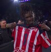 Je'Von Evans sosteniendo el jersey de las Chivas durante AAA Guerra de Titanes 2025.