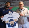 Juninho Vieira cargando la camisa de Pumas junto a Luis Raúl González, presidente de Pumas.