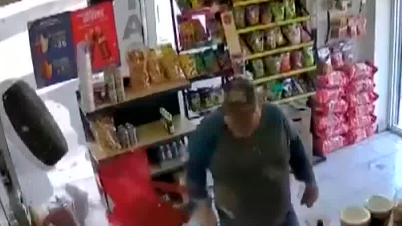Un joven estuvo a segundos de ser golpeado por una llanta que se desprendió de un vehículo en movimiento y atravesó la ventana de una tienda.