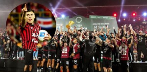 Ronaldo Cisneros levantando el título con el Alajuelense de Costa Rica.