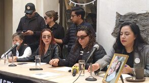 Personas sentadas en un café durante una rueda de prensa en Puebla.