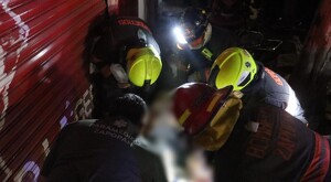 Paramédicos y elementos de Protección Civil y Bomberos de Zapopan atendiendo al menor que está completamente censurado sobre la vía pública