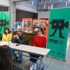 Cuatro personas en un panel durante la presentación de 'Jalisco Filma 2025'. Al fondo se ven banners verdes con el logo de una cámara con pies.