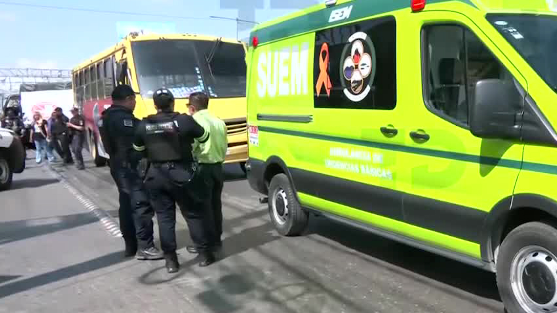 En la vía López Portillo, elementos de urgencias arribaron a la zona para valorar a la mujer tras haber sufrido el accidente.