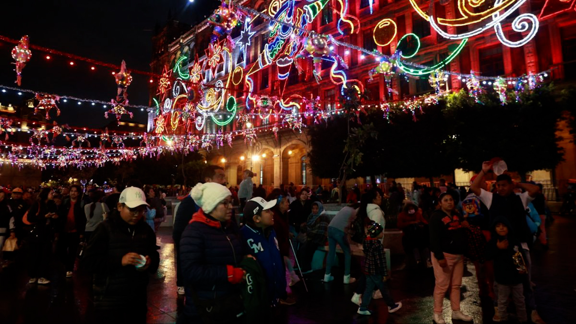 La verbena navideña al Zócalo capitalino estará iluminada por el Festival de Luces de Invierno. Te contamos hasta cuando podrás asistir.