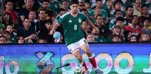 Obed Vargas disputando el amistoso entre México y Uruguay.