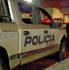 Una unidad de transporte público embistió a un vehículo detenido en labores mecánicas matando a un padre y a su hija; el chofer huyó tras el impacto.