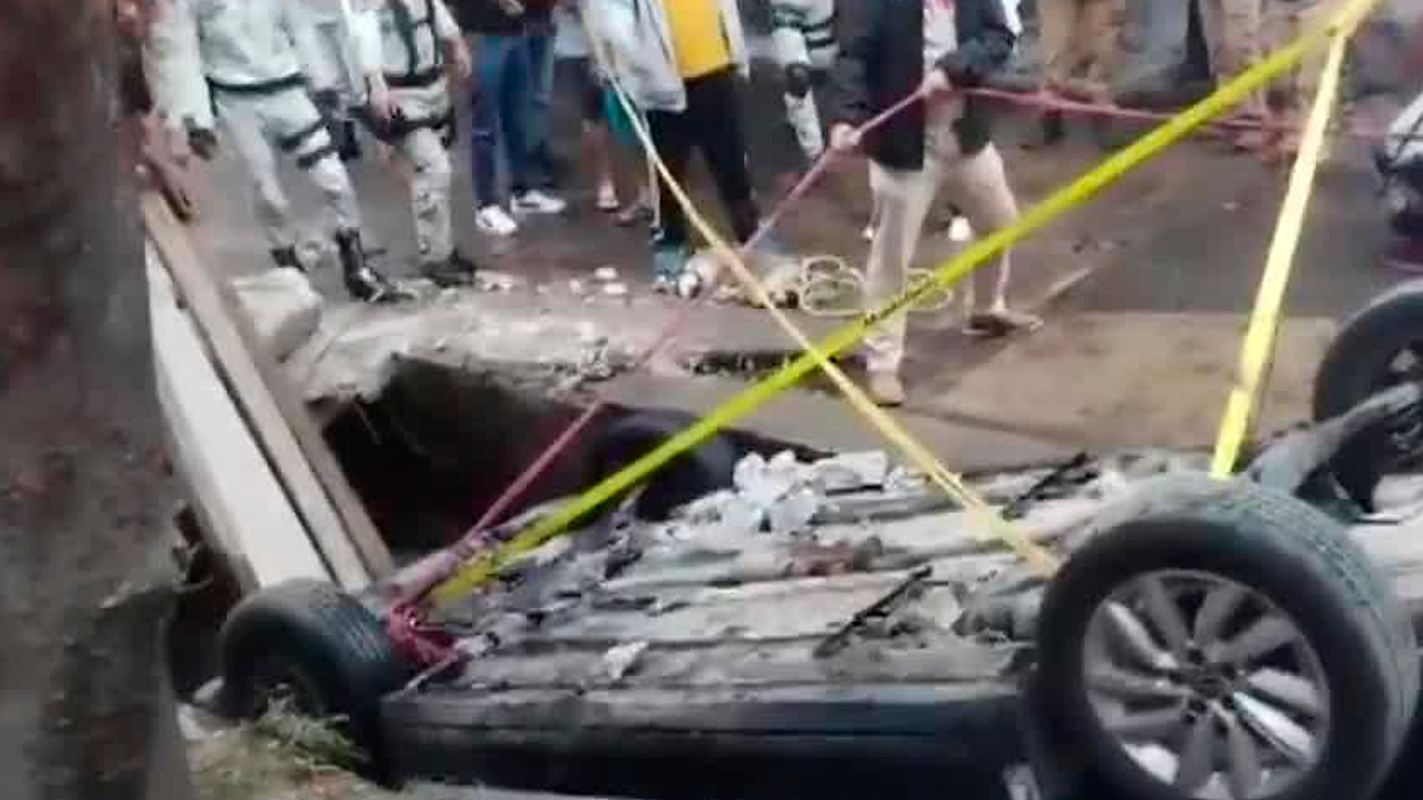 Cuatro personas murieron ahogadas luego de que el auto en el que viajaban volcó y cayó a un canal de riego en el poblado de Atlacomulco, en Jiutepec, Morelos.