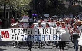 Protestantes con carteles