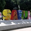 Letras monumentales y coloridas que forman la palabra 