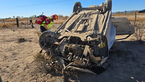 Imagen de una trágica volcadura en carretera 57, automóvil volteado y Bombero en el lugar.