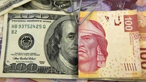 Dólar estadounidense y billete de 100 pesos mexicanos.