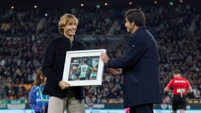 Sergio Canales junto al presidente de Real Betis en el reconocimiento al jugador.