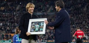Sergio Canales junto al presidente de Real Betis en el reconocimiento al jugador.