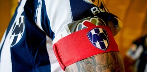 Brazo de Sergio Ramos portando el gafete de capitán de Rayados.