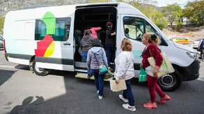 Camiones de transporte público gratuito en el corredor Alfonso Reyes.